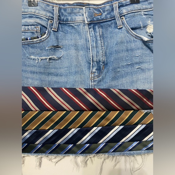 Sat in Tie Mini - Picture 4 of 7